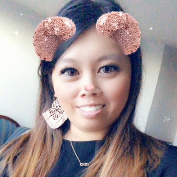 Meet your posher, Laura - Picture 1 of 1